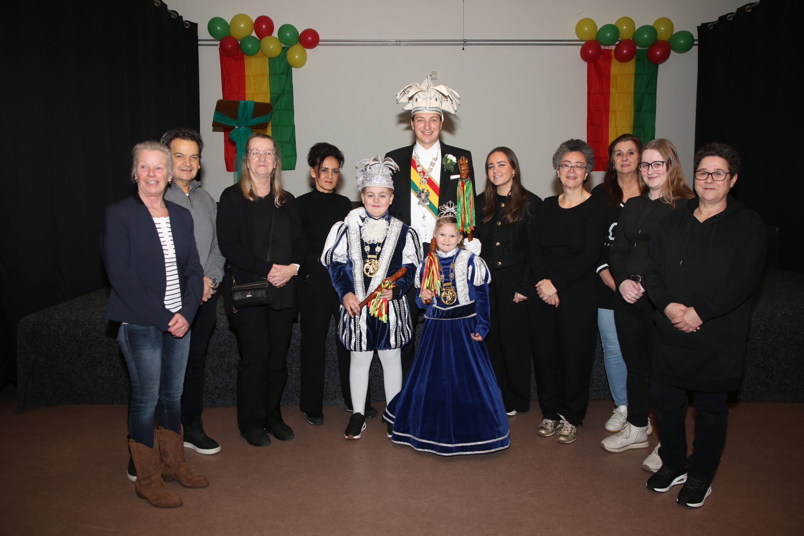 Bezeuk Maos en Neker